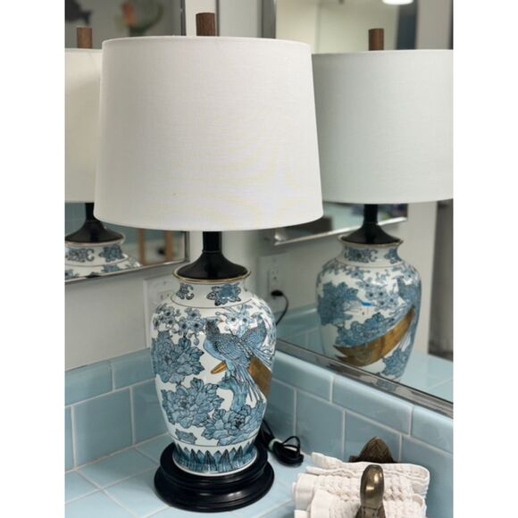 Elegant Blue & White Porcelain Table Lamp – Asian-Inspired Floral & Bird Design - Picture 1 of 2